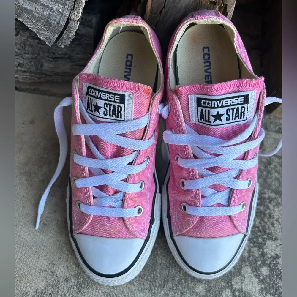 Converse All Star Chuck Taylor Pink Sneakers with White Accents youth‎ Sz-2. I